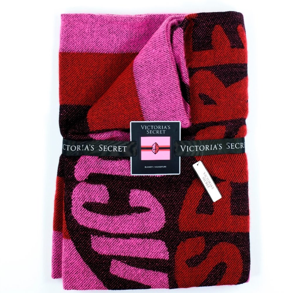 VICTORIA’S SECRET Flirt Lips Knit Throw Blanket